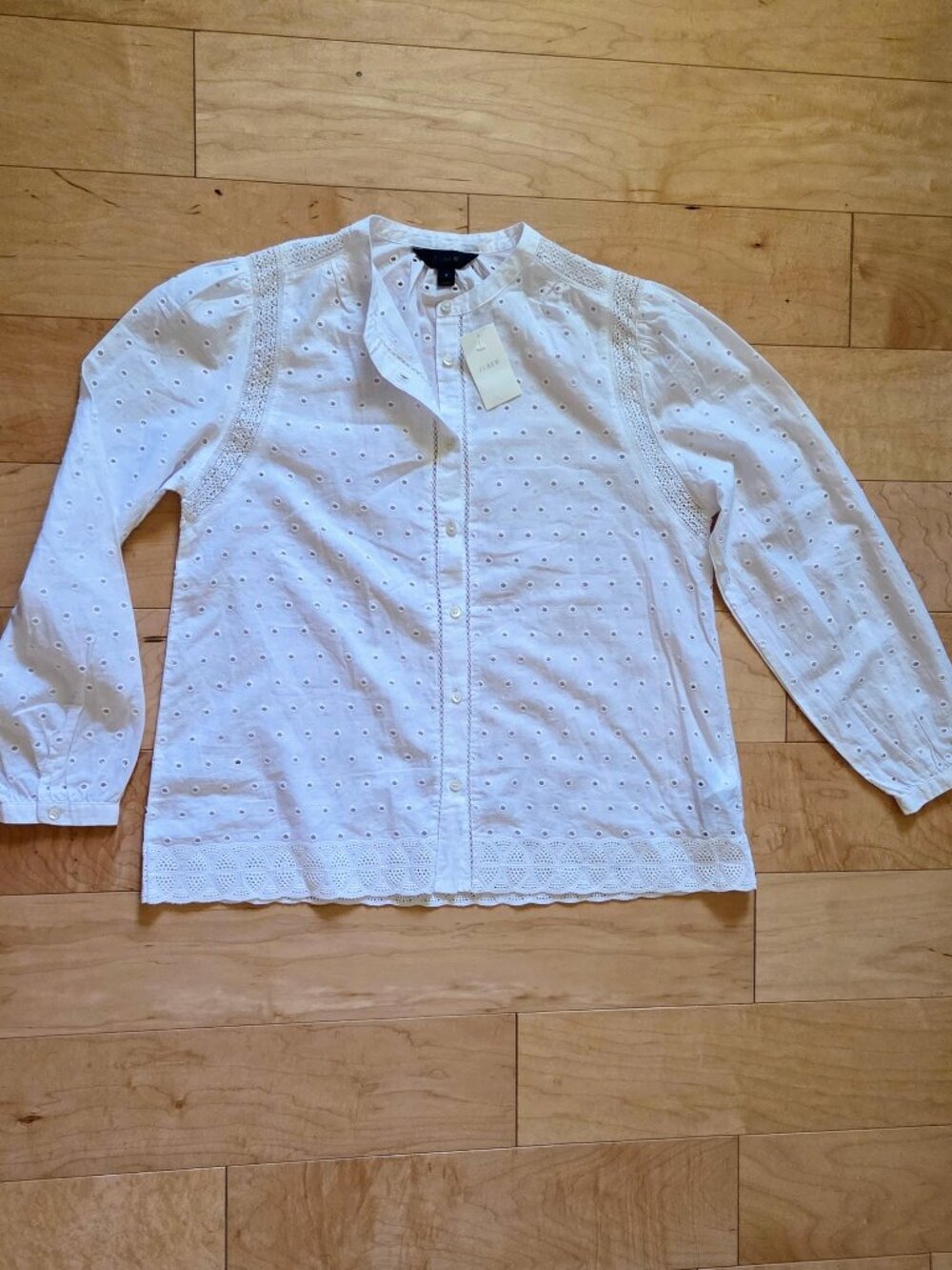 J. Crew White Cotton Eyelet Button-up Shirt Blouse Size 8. Fits sizes S, 6, PM